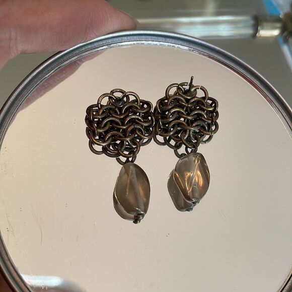 Interesting chain mail post earrings with gray glass drop stone - Picture 3 of 3